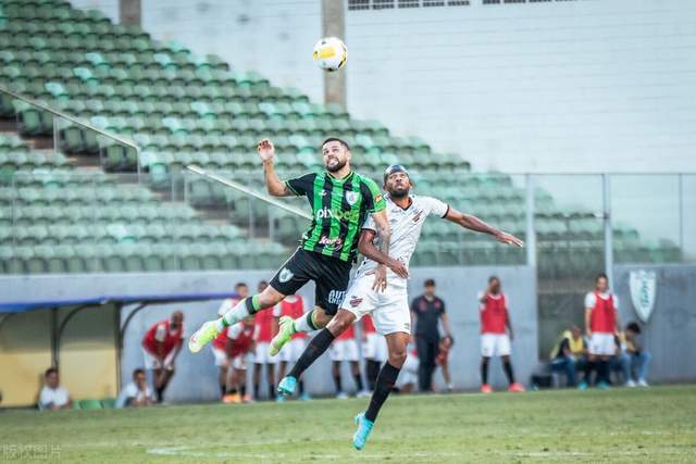 利拉德35+11雄鹿力克快船 鹈鹕轻取老鹰4连胜